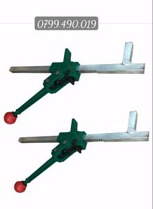 Tay banh lốp xe máyoto khi vá lốp xe