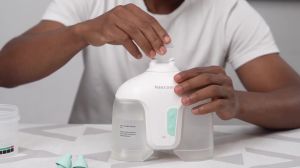 ระบบล้างจมูกไฟฟ้าพร้อมซองเกลือ 50 ซอง เครื่องทำความสะอาดจมูก 2 โหมดพร้อมฟังก์ชันทำความสะอาดตัวเองและเก็บของเสียอัตโนมัติสำหรับบรรเทาอาการไซนัส น้ำมูกไหล จมูกอุดตัน อาการคันจมูก