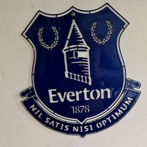 โลโก้เอฟเวอร์ตัน Everton  ขนาด 30 * 30 เซนติเมตร เหล็กหนา 2.5 มิลน้ำหนัก 1 กิโลกรัม แบบแขวนติดผนังเหล็กตัดเลเซอร์สวยงามคงทนพ่นสีโทเคไม่ลอกไม่ร่อนไม่เป็นสนิมติดตั้งได้ทั้งภายนอกภายในอาคาร ติดตั้งได้ทั้งผนังปูนไม้เหล็กและอื่นๆ
