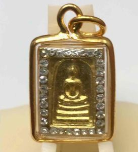 สมเด็จพูดพระสมเด็จ สมเด็จวัด เนื้อ โลหะ สีทอง ขนาด 1.5X2.5 ซม. หลวงพ่อโต เลี่ยม กรอบพระ ทองไมครอน ล้อมเพชร