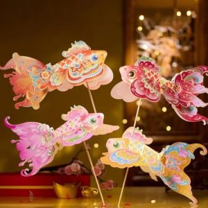 CHUN053634 Chống thấm nước Đèn lồng cá Koi mừng năm Gói vật liệu tự làm Phong cách truyền thống Trung Quốc Đèn lồng Tết cổ xưa Không khí lễ hội Đèn lồng cầm tay phát sáng Tết Trung Thu