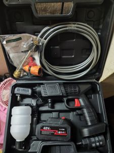 Máy Rửa Xe Ô Tô Xe Máy Cầm Tay Không Dây Công Suất 600w PIN 10 CELL 48VH lớn ( 1 bộ kèm hộp và phụ kiện )