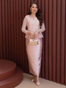 Ladystyle ชุดแม่เจ้าสาว เจ้าบ่าว ชุดเซ็ท ชุดไทยประยุกต์ รุ่น LA776 ชุด 2 ชิ้น เสื้อกับกระโปรงไหมเทียม เสื้อเป็นเนื้อลูกไม้ใยบวบปักกลิตเตอร์