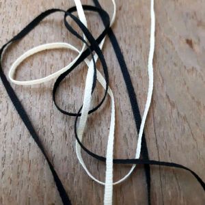 ริบบิ้นผ้าฝ้าย ขนาดกว้าง 3 มิล สีฝ้ายธรรมชาติและสีดำ สีฝ้ายธรรมชาตินำไปย้อมสีได้ นำไปประดิษฐ์งานฝีมือ ผูกกล่องของขวัญ ผูกช่อดอกไม้