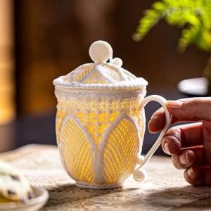 FFBH White Porcelain Handmade Mug Luxury Ceramic Tea Cup with Lid Thermal Mug Elegant Coffee Cup Portable Aesthetic Unusual Mugs Gift H5K8Q