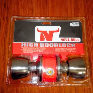 NOVA BULL 588-PB Polished Brass 588-AB Antique Brass 588-SS Stainless Steel door lock sets with keyholes and handles.