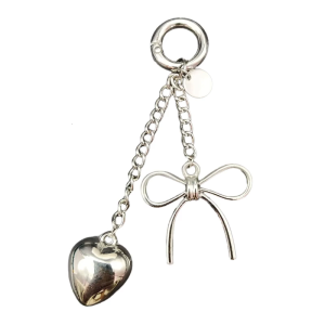 พวงกุญแจจี้ผูกโบว์รูปหัวใจที่ละเอียดอ่อนอุปกรณ์พวงกุญแจรูปกระเป๋าที่เรียบง่ายและซับซ้อนสำหรับกระเป๋าถือและเคสมือถือ