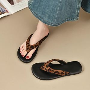 [Free Shipping] Summer outdoor flip-flops fashionable 2026 versatile flat beach vacation sandals