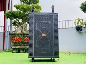 LOA KARAOKE - LOA KÉO mới nhất  E7 PRO   Công suất ~ 800W mạnh mẽ Phù hợp với giải trí karaoke gia đình quán cà phê phòng trà…Tích hợp 2 micro không dây bắt sóng xa chống hú rè bắt âm siêu nhạy