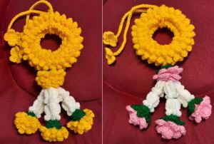 พวงมาลัยไหมพรม ตัวพวงเหลือง แบบกลม (คล้องพระ หรือแขวนหน้ารถยนต์) - Handmade ( งานพรีออเดอร์ ใช้เวลาจัดทำประมาณ 3-7 วัน )