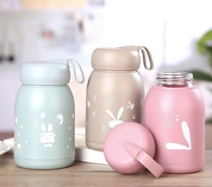 Bình nước thỏ 300ml với nắp đậy chắc chắn  phù hợp để pha trà cà phê nước trái cây trà sữa… Bình thủy tinh bọc nhựa