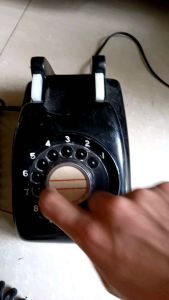 Điện thoại quay số cổ xưa thời bao cấp để sưu tầm trang trí quán cafe (dây nối đến tai nghe là thẳng hoặc dây xoắn giao ngẫu nhiên)