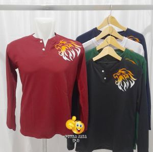 Kaos Hanley Motif Singa Lengan Panjang/kaos Hanley Sablon Tato Singa/Kaos Pria Dewasa/Kaos Distro/Kaos Kancing Dua/Kaos Hanley tato/Kaos Kancing Lengan Panjang/Kaos Termurah/Kaos Korea