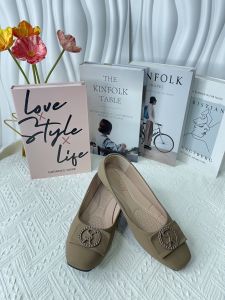 รองเท้าคัทชูแฟชั่นผู้หญิงส้นแบน [รหัส766-35] พื้นนิ่ม ใส่สบาย สินค้าพร้อมส่งจากไทย