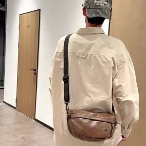 Casual crossbody bag for women and men lightweight commuter phone bag trendy street style large-capacity shoulder bag simple small crossbody bag