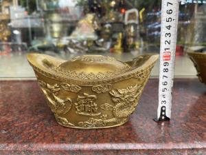 Thỏi vàng bằng đồng phong thủy cỡ to 2 cỡ bé: DxRxC 20x13x11cm 12kg và to: 26x16x10cm 2.4kg