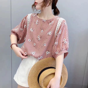 LKShoes พร้อมส่ง โกดังไทย เสื้อผ้าแฟชั่นผู้หญิง คอกลม แขนสั้น ทรงสวย สวมใส่สบาย ดีเทลลายสก็อตและดอกไม้ แขนเสื้อจั๊มปลาย และตัดขอบลูกไม้ สวยหวาน สาวๆห้ามพลาดดด