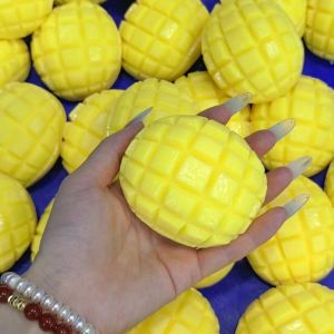 CHANBAEK Crunchy Mango Squeeze Toy Moldable Sound Effects Realistic Fruits Pinch Kids Toy Anxiety Relief Crackling Mango Squishy Toy Office Desk Toy