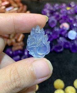 Mặt dây chuyền hồ ly chúa 9 đuôi ôm hoa(tặng dây đeo)