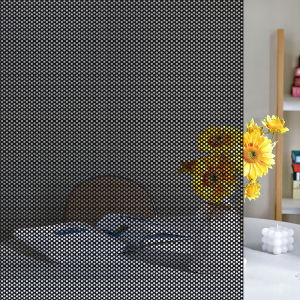 สติกเกอร์ฟิล์มหน้าต่างตาข่ายแบบมีรูพรุนสีดำแบบมีกาวในตัวเพื่อความเป็นส่วนตัวสำหรับตกแต่งบ้านและสำนักงาน