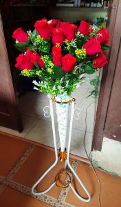 bunga mawar merah kuntum 24  berikut pot corong standing/Bunga sudut ruang tamu bunga hiasan ruang tamu