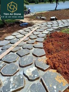 ĐÁ BƯỚC DẠO TỔ ONG TÂM AN STONE được làm từ đá nhân tạo có kích thước 40x45x3cm.