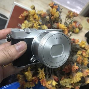Máy ảnh không gương lật Nikon 1 J5 kèm 10-30 quay phim 4K
