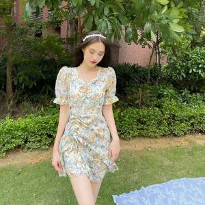 `chen shop 🌼 ชุดเดรสกระโปรงสั้นเหนือเข่า ลายดอกไม้ คอวี แขนตุ๊กตา ผ้าชีฟองใส่สบาย รุ่นใหม่`