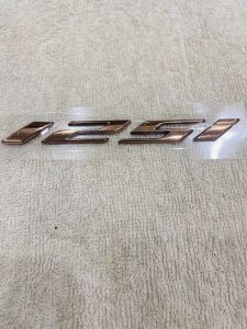 [Giá 1 chữ] Tem dán xe máy chữ nổi 125i zin màu đồng có sẵn keo siêu dính