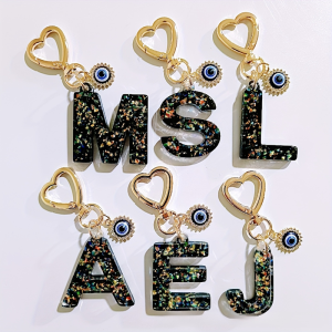 แหวนกุญแจตัวอักษรอังกฤษเรซินสไตล์ยุโรปอเมริกาแฟชันสำหรับผู้หญิงและนักเรียนสวยงามง่ายแนบกระเป๋าและกุญแจ