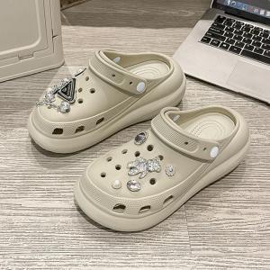 รองเท้าแตะสุดชิคสำหรับทุกโอกาส ดีไซน์โฮลพร้อมประดับเพชร พื้นรองเท้านุ่ม กันลื่นได้ดี สไตล์ล้ำสมัย
