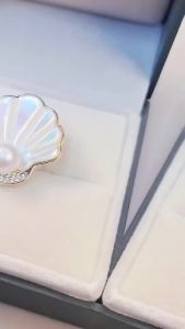 Minimalist and sophisticated natural shell freshwater pearl brooch niche light luxury scallop brooch new popular accessory pin