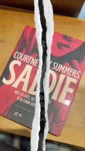 Sách - SADIE - Nếu cô chết sự thật sẽ bị chôn vùi ( Courtiney Summers) (Nhã Nam)