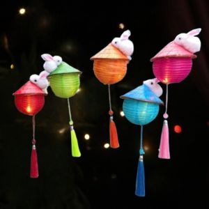 Lồng Đèn Trung Thu Thỏ Đội Nón Lá Nhiều Màu Phát Sáng – Đèn Cầm Tay Truyền Thống Siêu Dễ Thương ✨ Lồng đèn Trung Thu thỏ đội nón lá – mẫu đèn độc đáo kết hợp hoàn hảo giữa nét truyền thống Việt Nam và phong cách dễ thương hiện đại giúp bé nổi bật đ