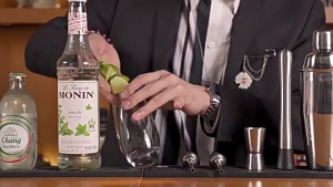 Professional Stainless Steel Cocktail Shaker Ergonomic Grip Mixer With Large Capacity Practical Bartending Tool