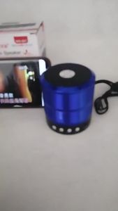 ลำโพงบลูทูธขนาดเล็กใหม่เอี่ยม แบตเตอรี่ความจุสูงในตัวสำหรับการเล่นในระยะยาว ใช้สำหรับการปีนเขา