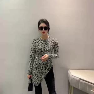 Áo thun dài tay in họa tiết chữ R thời trang mùa xuân và mùa thu 2024 Áo thun nữ phong cách Hàn Quốc Xếp li không đều thiết kế áo thanh lịch dài