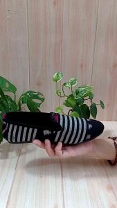 Sepatu Tenun Flatshoes Motif Abu untuk Wanita