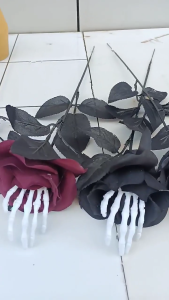 Hoa hồng lụa giả với xương bàn tay Halloween để tiệc cưới trang trí nhà bó hoa sắp xếp hoa tự gấp