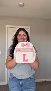 I IHAYNER กระเป๋าเป้หนังขนาดเล็กสำหรับผู้หญิง ตัวอักษรเริ่มต้น โบว์น่ารัก กระเป๋าเป้ขนาดเล็ก ของขวัญแฟชั่นส่วนตัว สีชมพู -m S กระเป๋าเป้เดินทาง