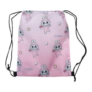 ถุงผ้าหูรูดลาบูบู้ กระเป๋าเป้สะพายหลังหูรูด  Labubu มาใหม่ กันน้ำได้ เหมาะกับใส่ชุดว่ายน้ำ ขนาด 33×41 cm