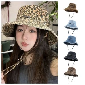 DOI4RE ผ้ายีนส์ หมวกบักเก็ตลายเสือดาว ปีกกว้าง ภาษาเกาหลี หมวกชาวประมง แบบสบายๆ บูเล่ หมวกกันแดด ผู้หญิง