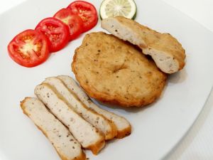 หมูยอ หมูยอพริกไทยดำ แบบแผ่นทอด แพ็ค 10 ชิ้น (รสพริกไทยดำ) ตราเหรียญทอง หมูยอพริกไทยดำ สูตรนครพนม แพ็คใส่กล่องโฟมส่ง