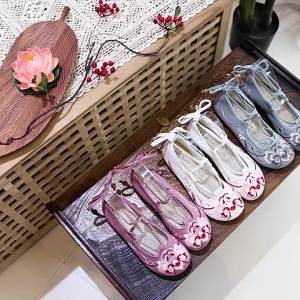 Giày Đế Bằng    Đế Gân Bò   Giày Vải Thêu Hoa   Giày Nữ Mùa Xuân Thu Phong Cách Dân Tộc   Giày Mẹ Giày Nữ