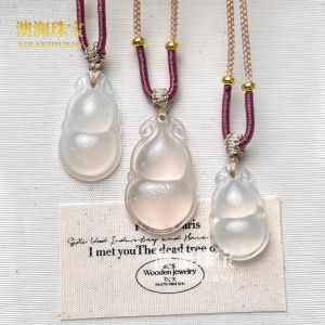 Natural White Moonlight Agate Cloud Pattern Peace Lock Pendant High-Ice Chalcedony Ruyi Lock Necklace Pendant Clavicle Chain