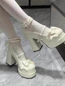 [ ร้านขายร้อน ] รองเท้าส้นสูงสีขาวสำหรับผู้หญิง สไตล์ใหม่ฤดูใบไม้ผลิและฤดูใบไม้ร่วง ส้นหนา แพลตฟอร์มกันน้ำ รองเท้าแมรี่เจน รองเท้าโลลิต้าหวานแบบปากตื้น