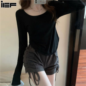 IEF เสื้อยืดแขนยาวคอ U สำหรับผู้หญิง เสื้อยืดสั้น มีชายเสื้อไม่ปกติ เสื้อแฟชั่นผญ2024