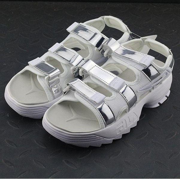 Fila disruptor hot sale white sandals