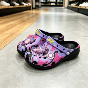 Crocs Dép sục Gengar in họa tiết mới dép bít mũi họa tiết rằn ri tím hồng có thể tháo rời phụ kiện trang trí dùng đi trong nhà ngoài trời đi biển.