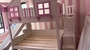 British Style Childrens Double-decked Tree House Bed Modern High And Low Princess Solid Wood Castle Bed